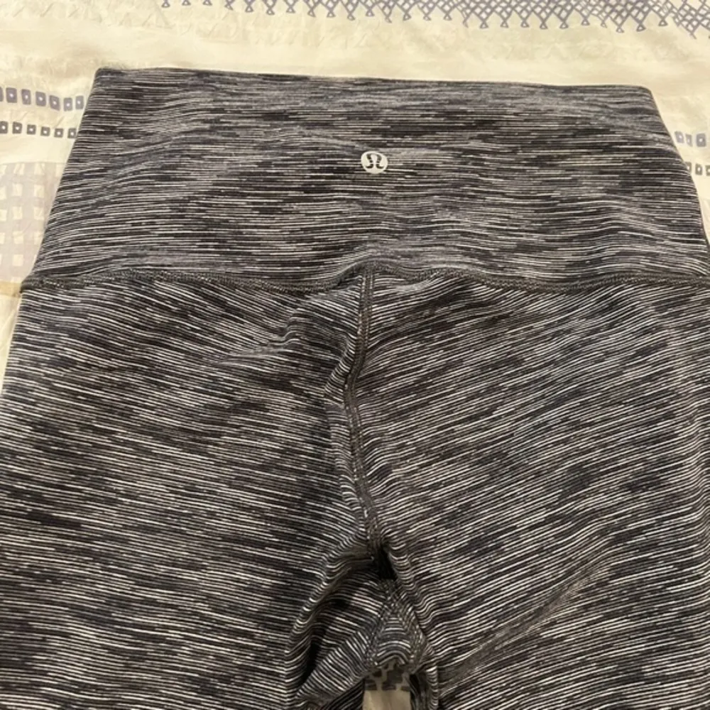 Lululemon Wunder Under‎ Crop (Hi-Rise) *21"
Wee Are From Space Black Slate Sz 6 - Image 3