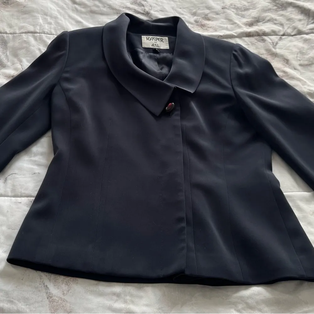 Kasper for ASL navy blue knee length Skirt Suit, size 6 collar details office Black - Image 4