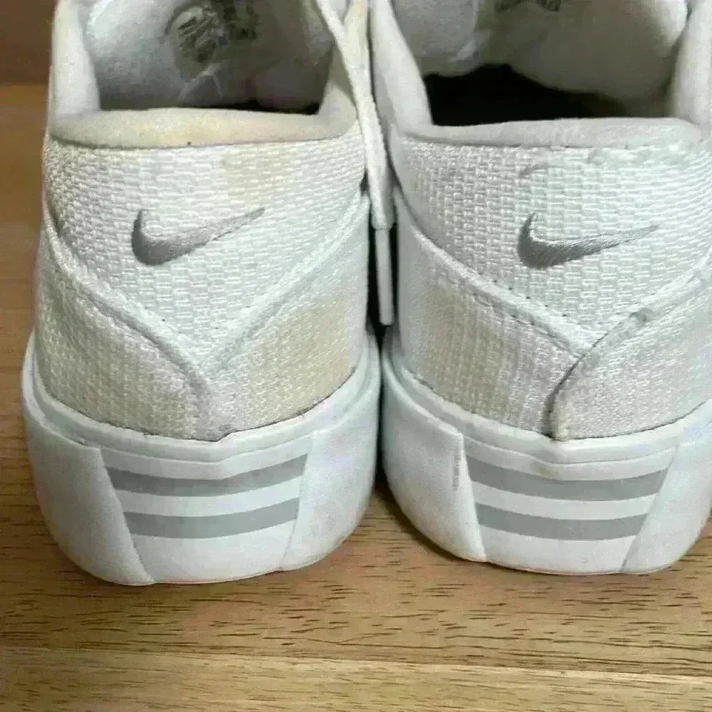 Nike Court  Non-Marking Women White Canvas Sneakers; size 9 - Image 4