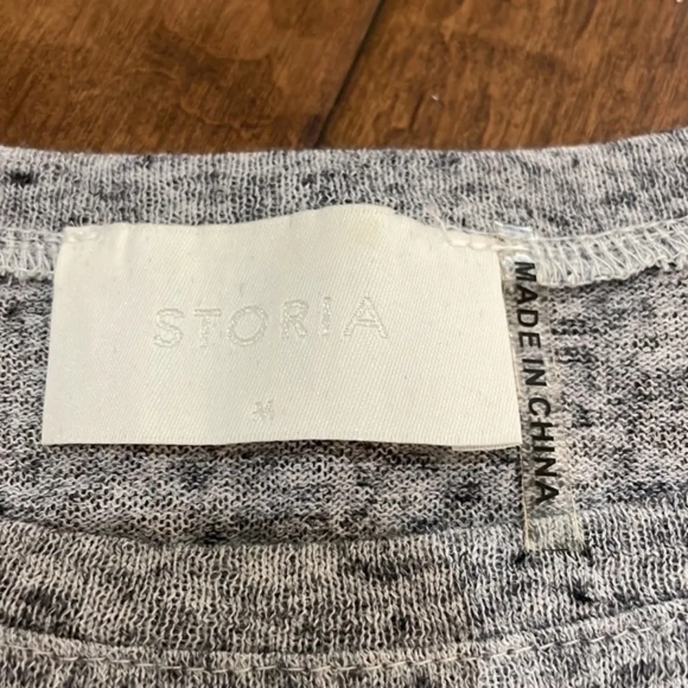 Storia Gray Short Sleeve Tie Back Top - Image 5