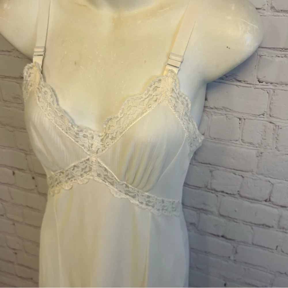 Vintage "Movie Star" white lace pleated midi slip USA made size 34 short nylon - Image 10