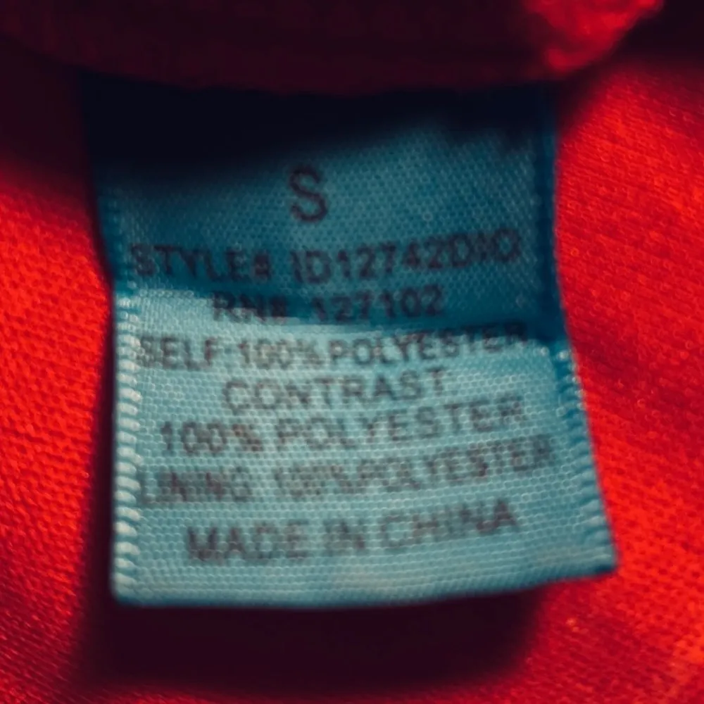 Buttons sequin, scoop neck, sleeveless, red shift dress. - Image 6