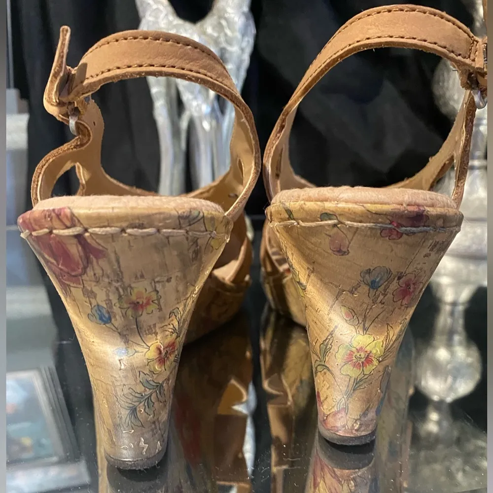 EUC B.O.C. Born Concept Womens Size:7 Brown Cork Wedge Strappy Slingback Sandals - Image 4