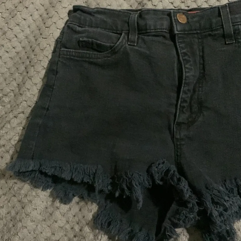 NYDJ TUMMY TUCK JEANS BLACK DENIM SHORTS SIZE 6 GUC #4073 - Image 3