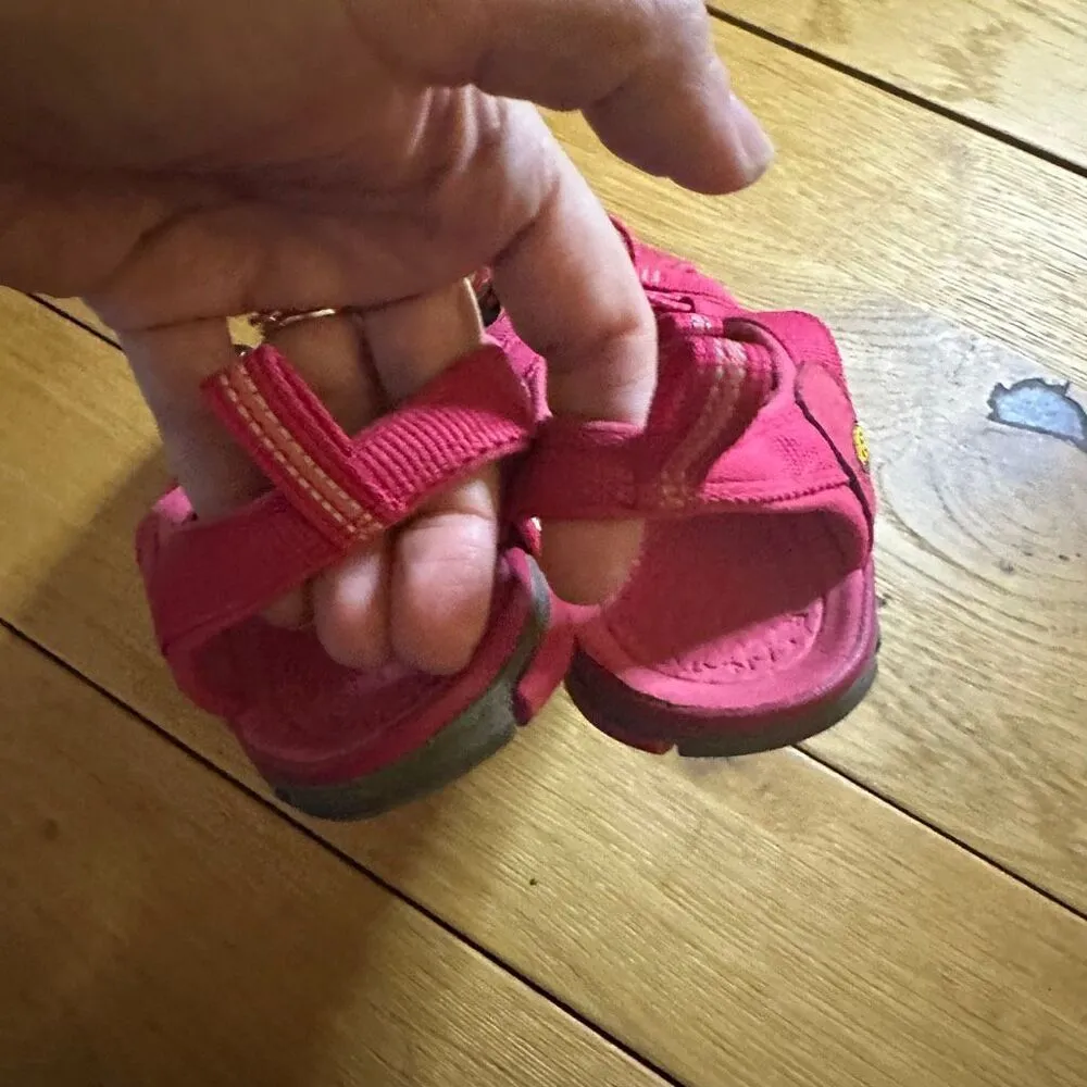 Keen Clearwater CNX Raspberry sandal size 8 - Image 2