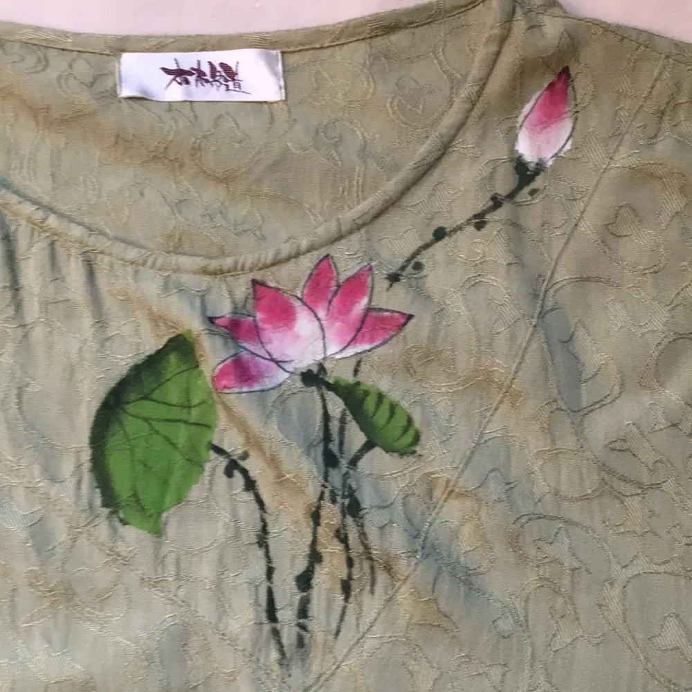 Hand Painted Lotus Blossom Asian Influenced Green Short Sleeve Blouse Pink Size M - Image 2