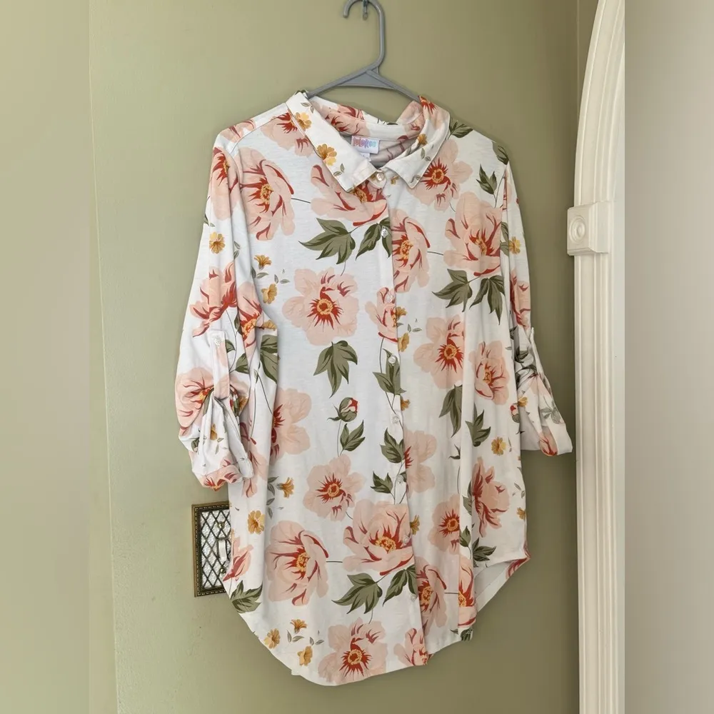 LuLaRoe Floral Valentina Ladies Large Button Down Shirt in Pinks, Green, White - Image 3