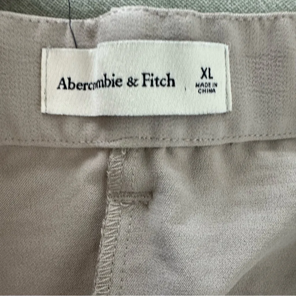 Abercrombie & Fitch Women’s Beige Pleated Shorts Size XL - Image 3