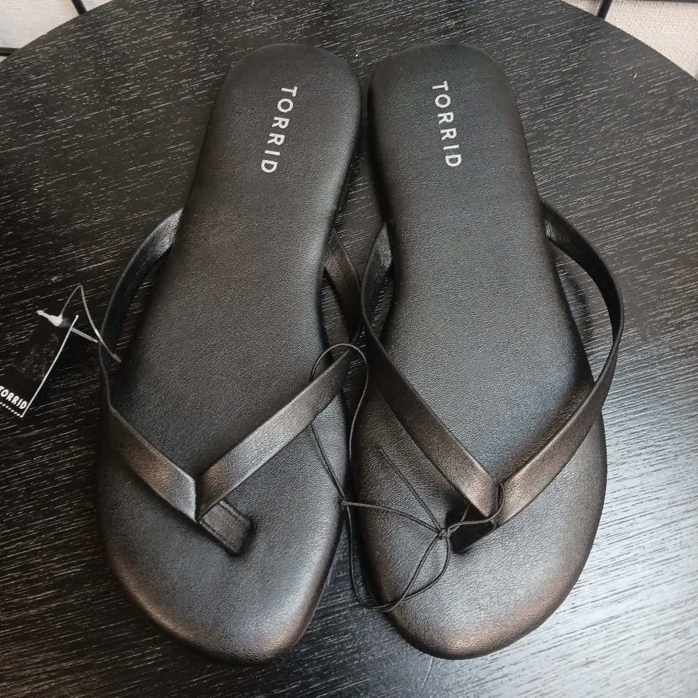 Torrid Black faux leather flip flop 7W - Image 4