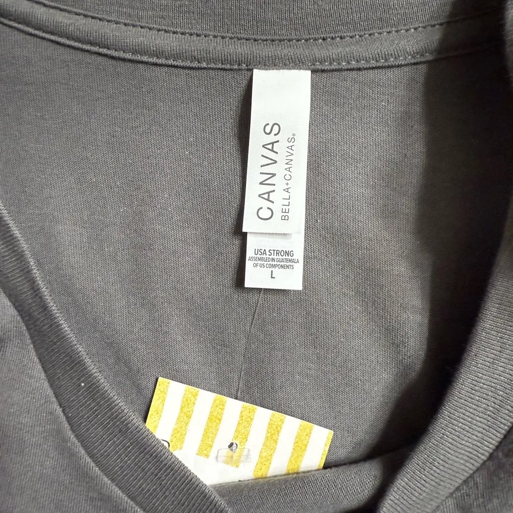 Bella Canvas Graphic lips T-Shirt - Image 3