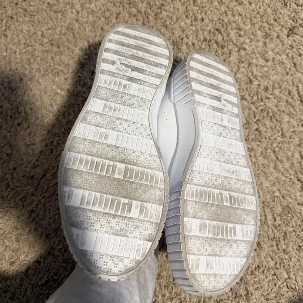 white puma shoes with design - Image 3