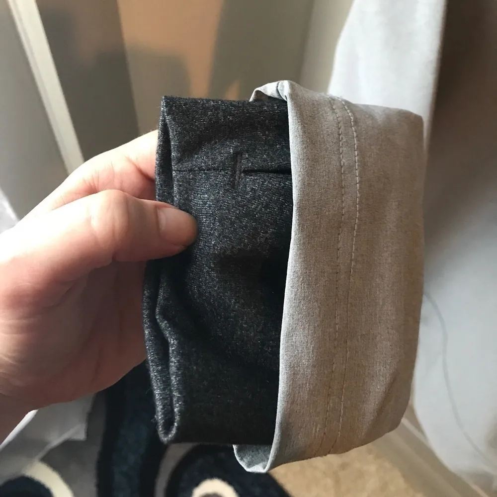 Like new gap water resistant zip up size large - Image 3