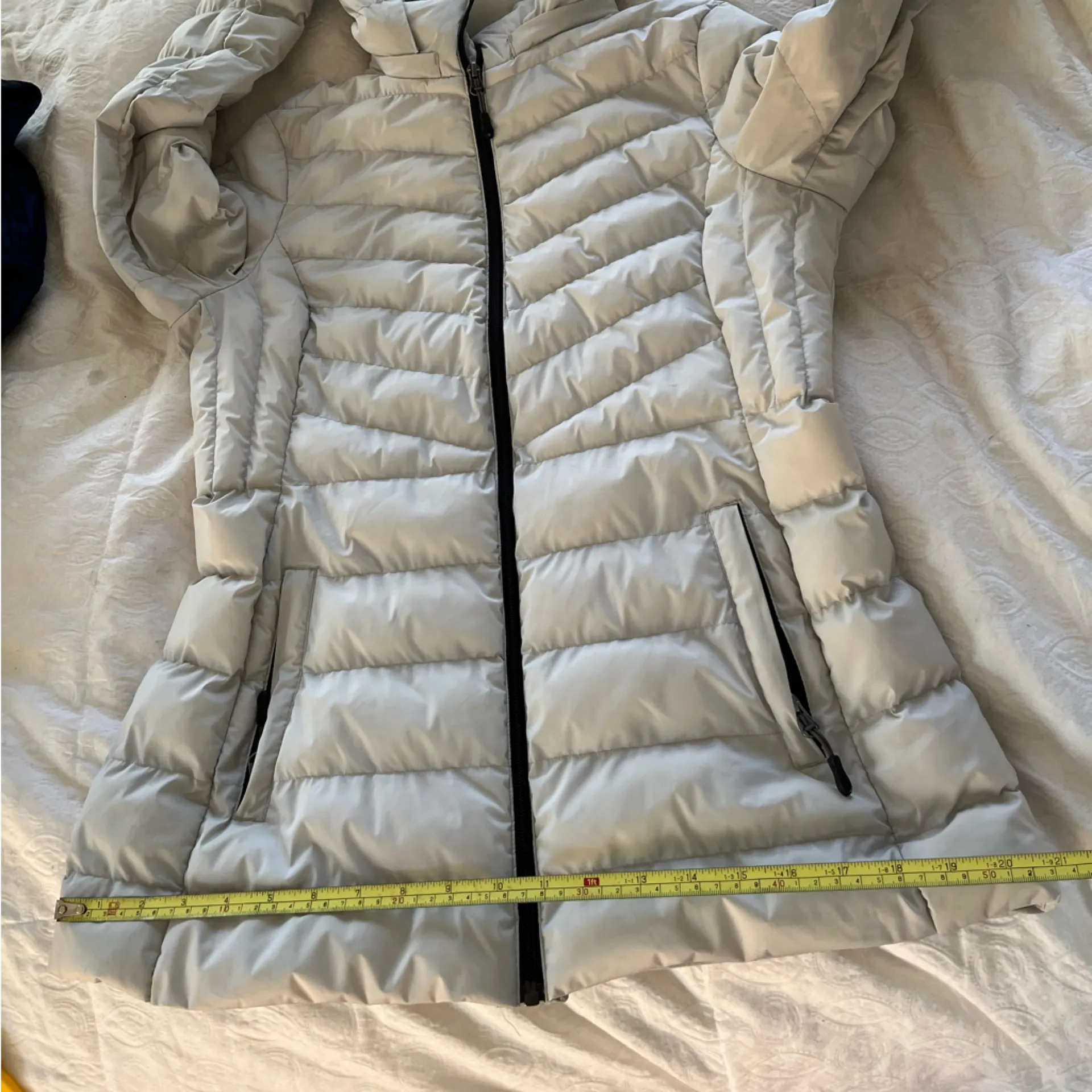 Women's Light Gray Puffer Jacket size medium - Image 5