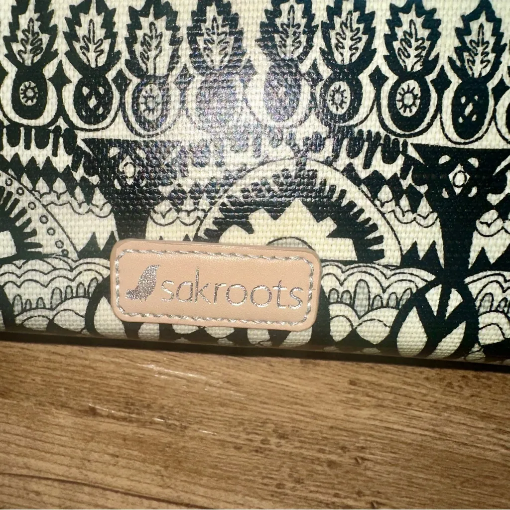Sakroots Crossbody/Wristlet Zip Around wallet purse Black & cream print - Image 5