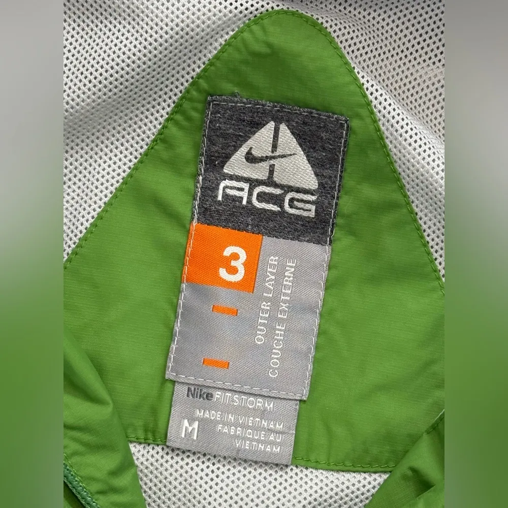 Women’s Nike ACG Fit Storm Hooded Zippered Jacket Green Size M - Image 5