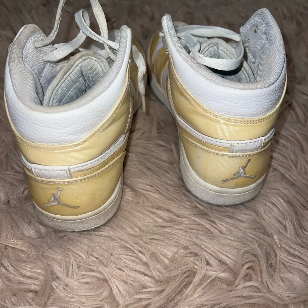 Nike Air Jordan 1 Phat White Wolf Golden Swoosh High Cut Sneaker Size 8 - Image 6