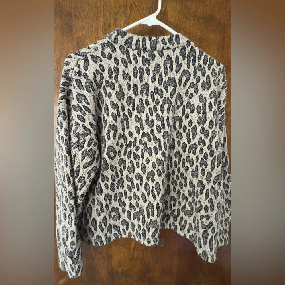 Grey and black leopard print sweater - Image 4