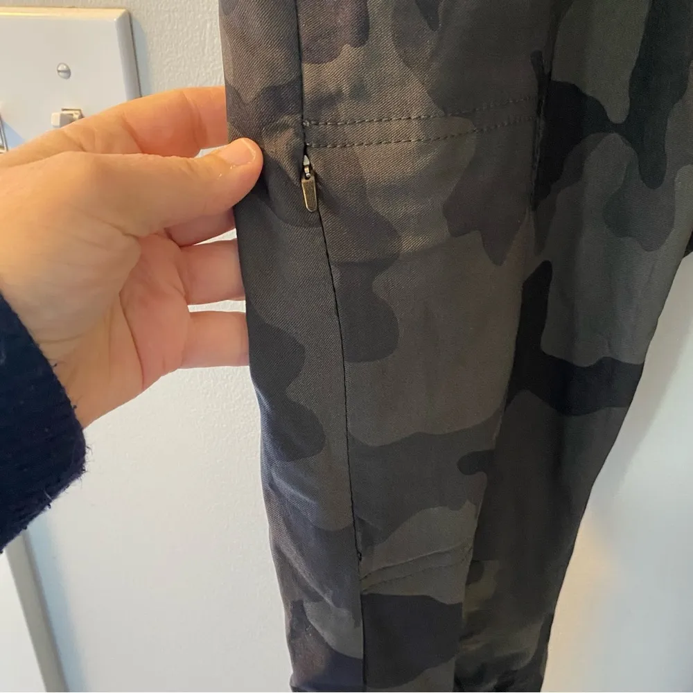Prana Halle Straight Pant II in dark grey camo print size 4 short, new. - Image 3