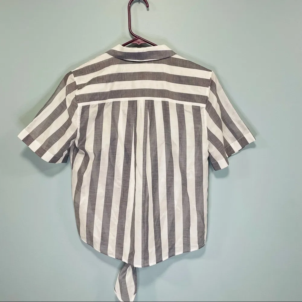 BLDWN Gray and white stripe Tie front Top! - Image 4