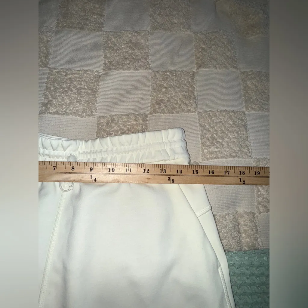 Lululemon Softstreme High-Rise Short 4"
White Opal size 6 - Image 2
