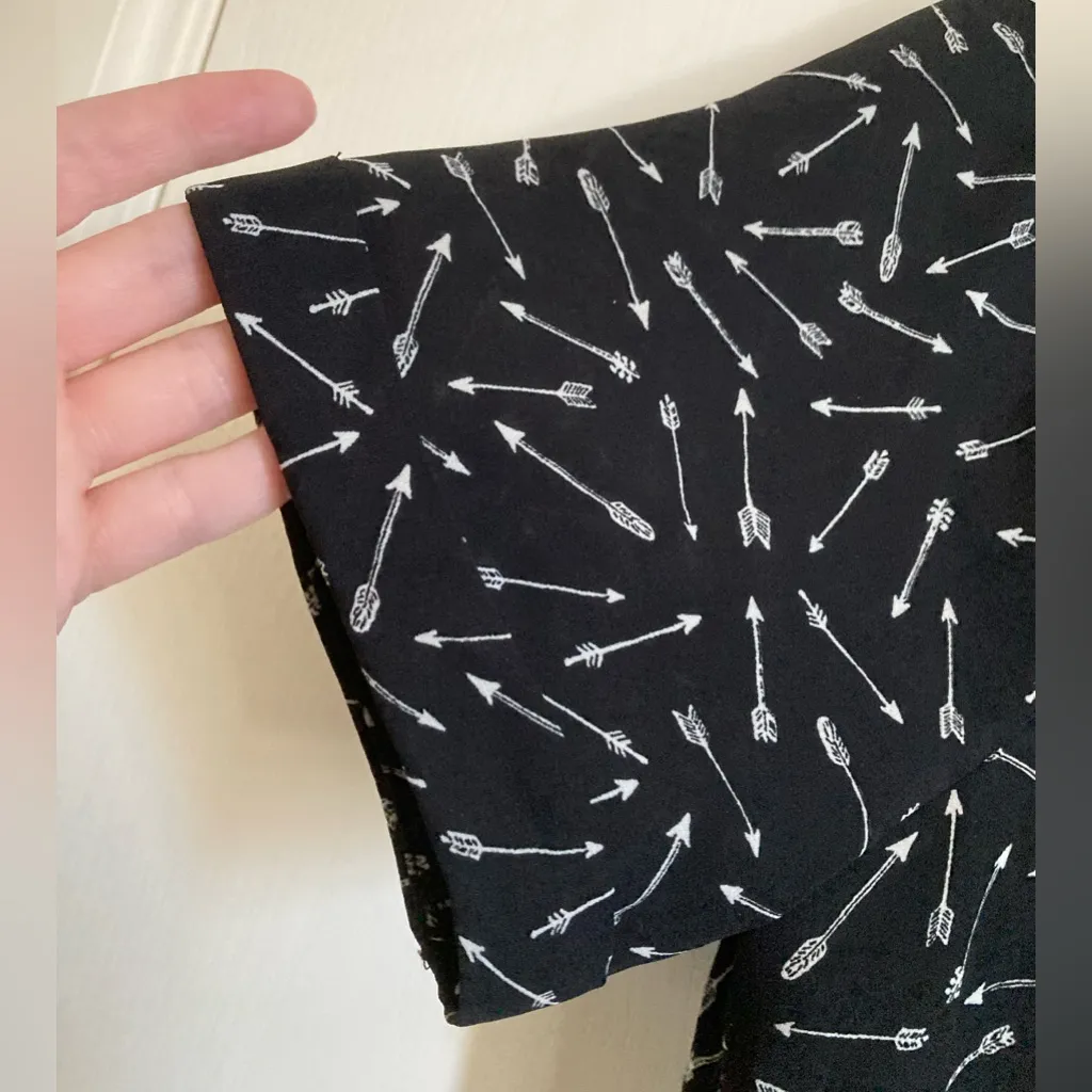 🌞Lily White Cropped Button Down Black with White Arrow Blouse A - Image 7