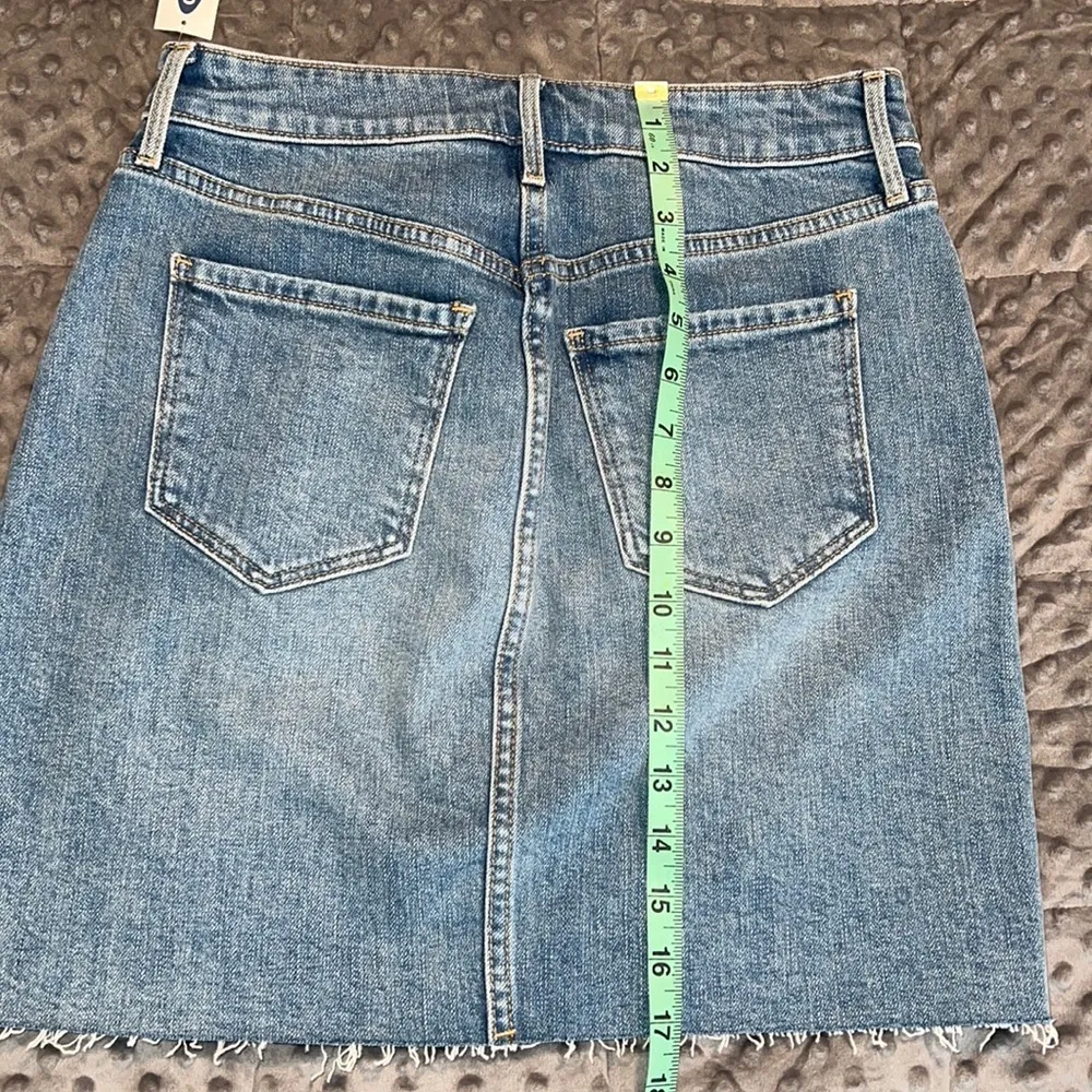 Old Navy size 2 womens denim skirt 4 button front with pockets - Image 4