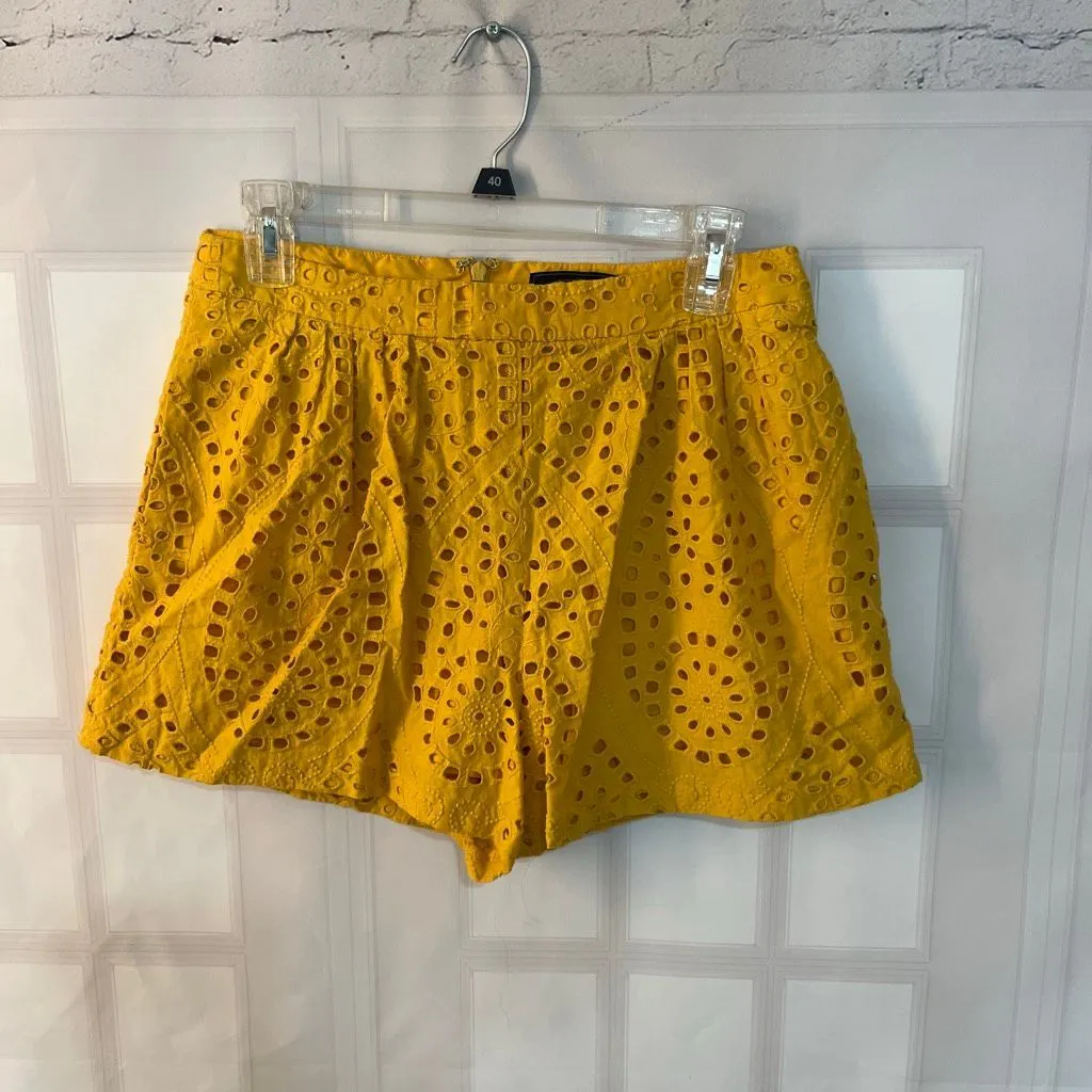 BCBG Maxazaria Yellow Eyelet Embroidery Pleated Front Dress Shorts Size Small - Image 3