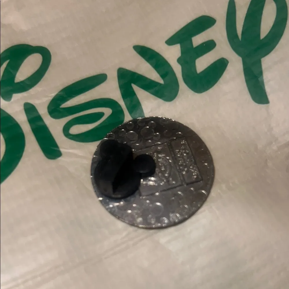 Disney Cruella de Vil Pin - Image 3