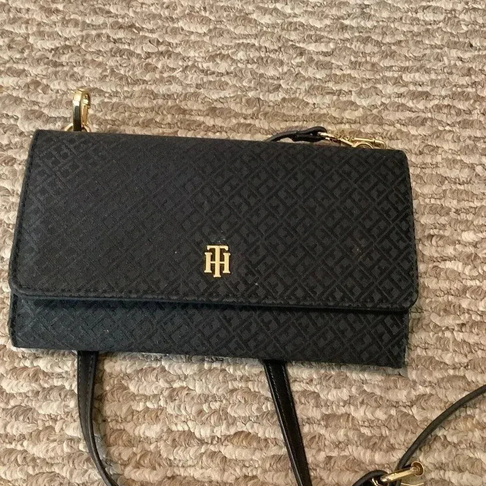 Women's Tommy Hilfiger Black Color Crossbody Wallet Purse Preowned - Image 2