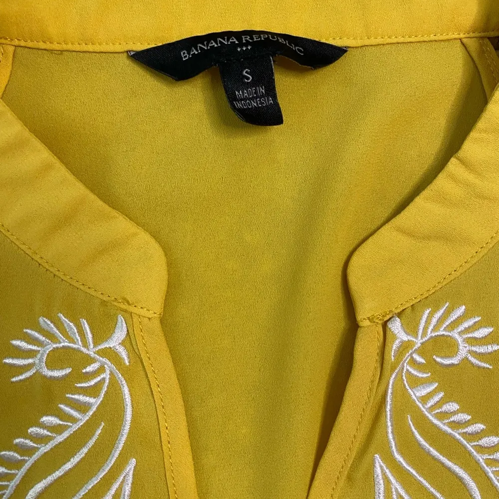 Banana Republic Yellow and White Embroidered Sleeveless Halter Neck Blouse - Image 6