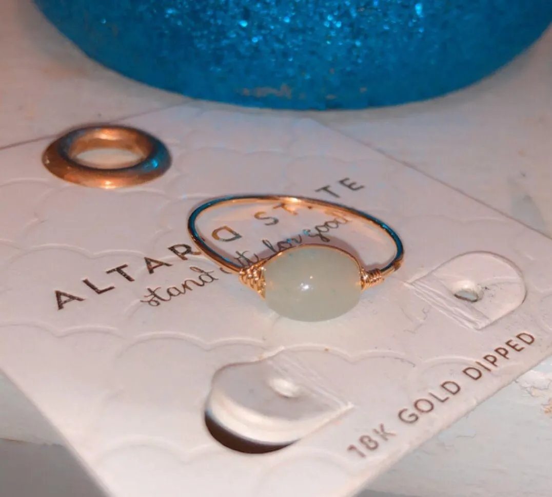 Jade Stone Ring Size: 7 Gold - Image 2