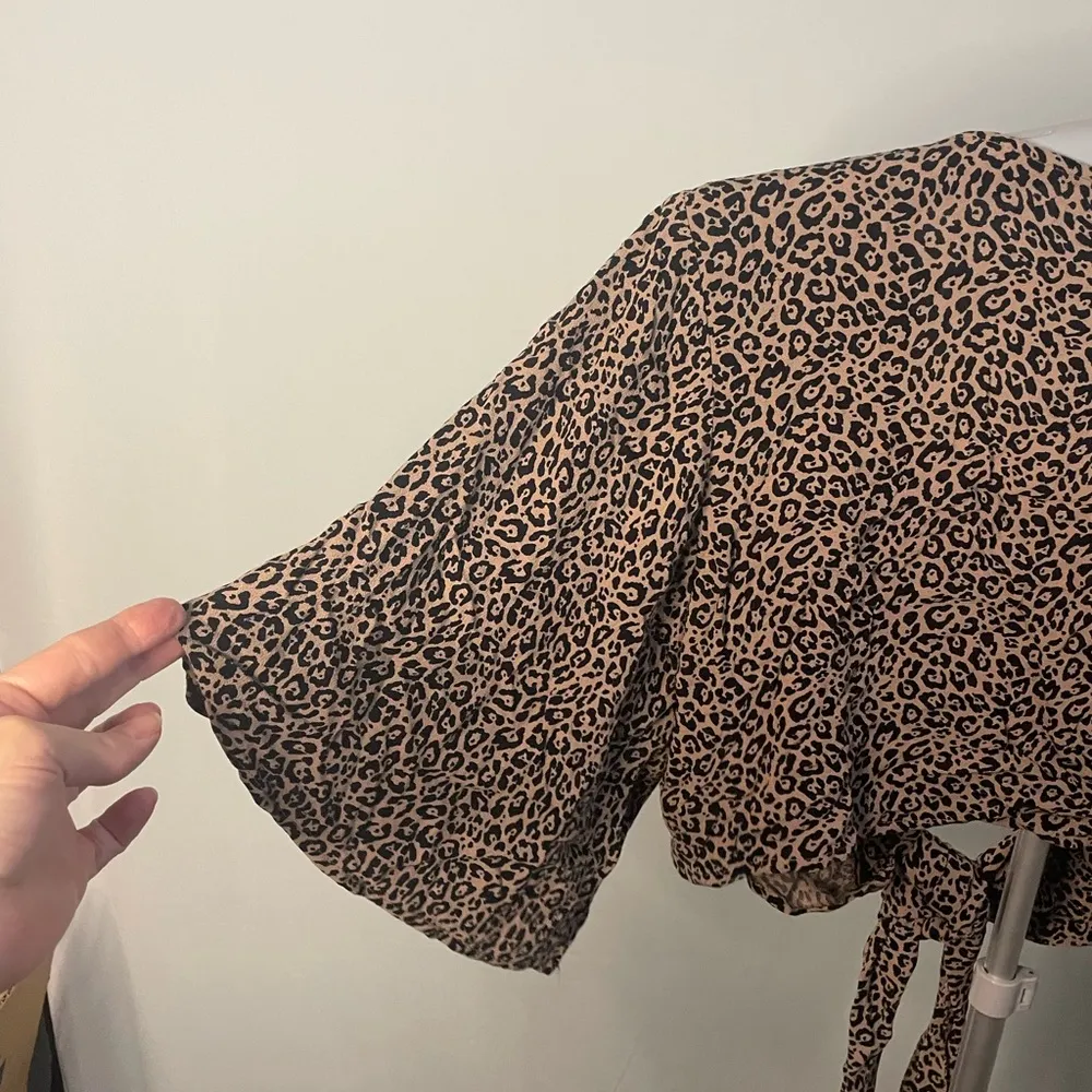 American Eagle leopard‎ print cropped shawl size small - Image 5