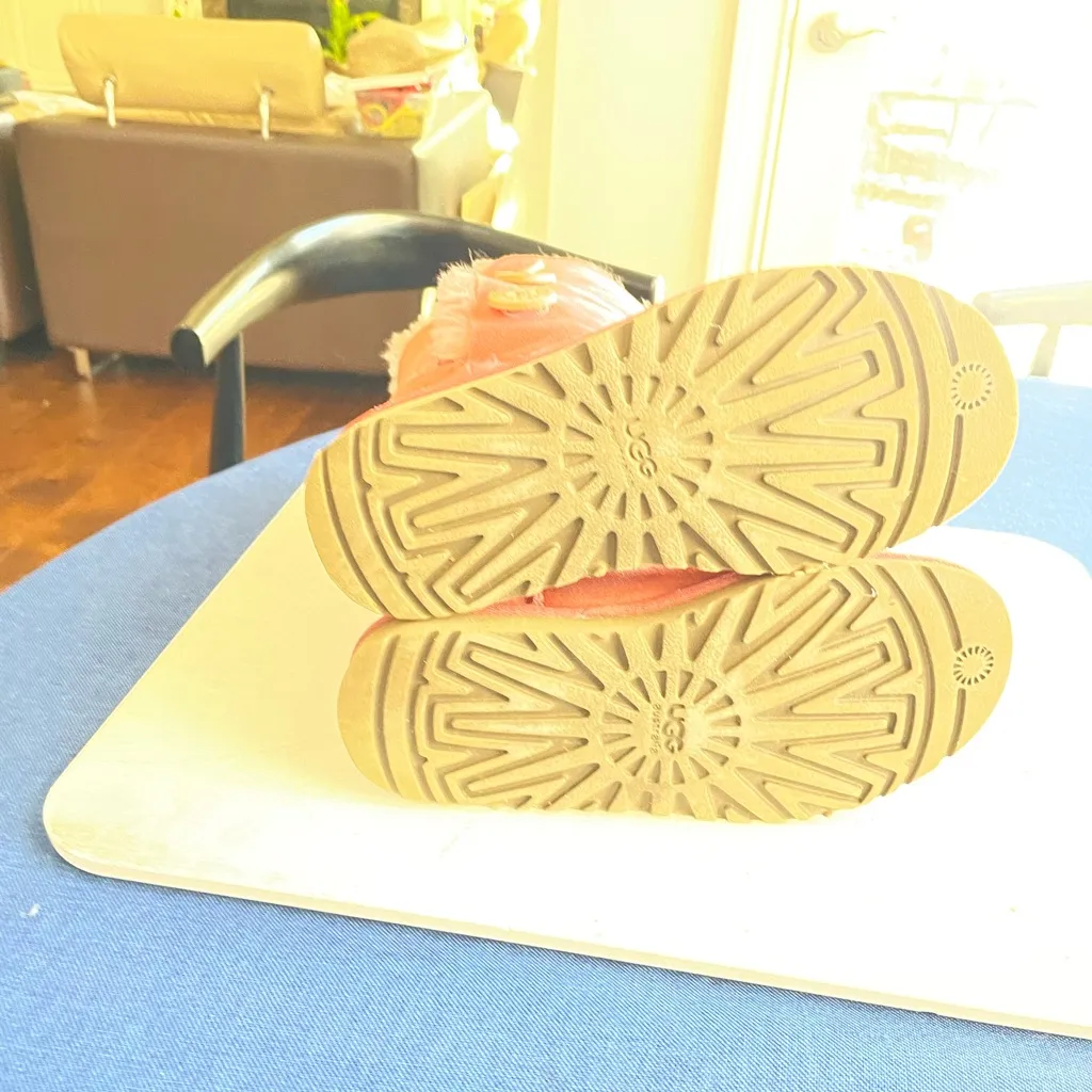 UGG Bailey Button Triplet Size 6 Womens coral - Image 4