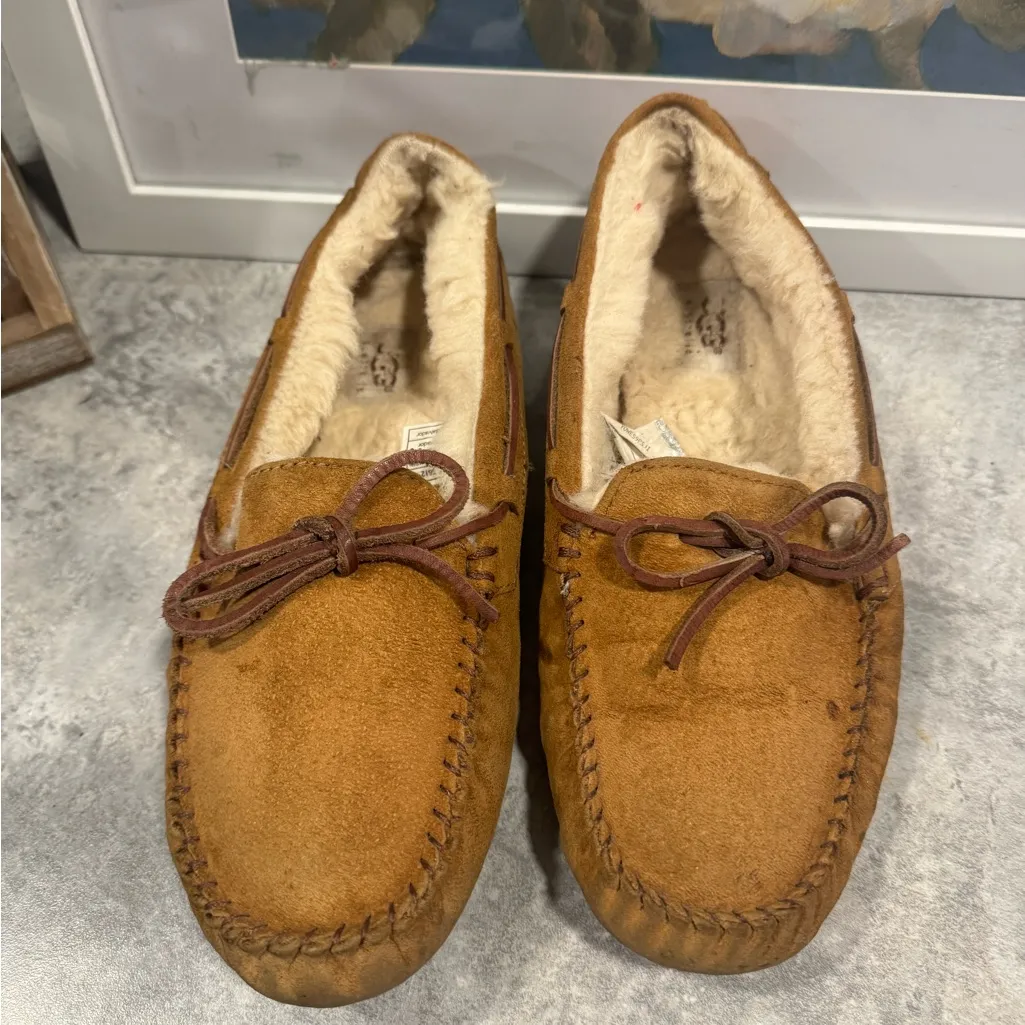 UGG Australia Women's Dakota 5612 Chestnut Sheepskin Moccasins Slippers Sz 8 - Image 4