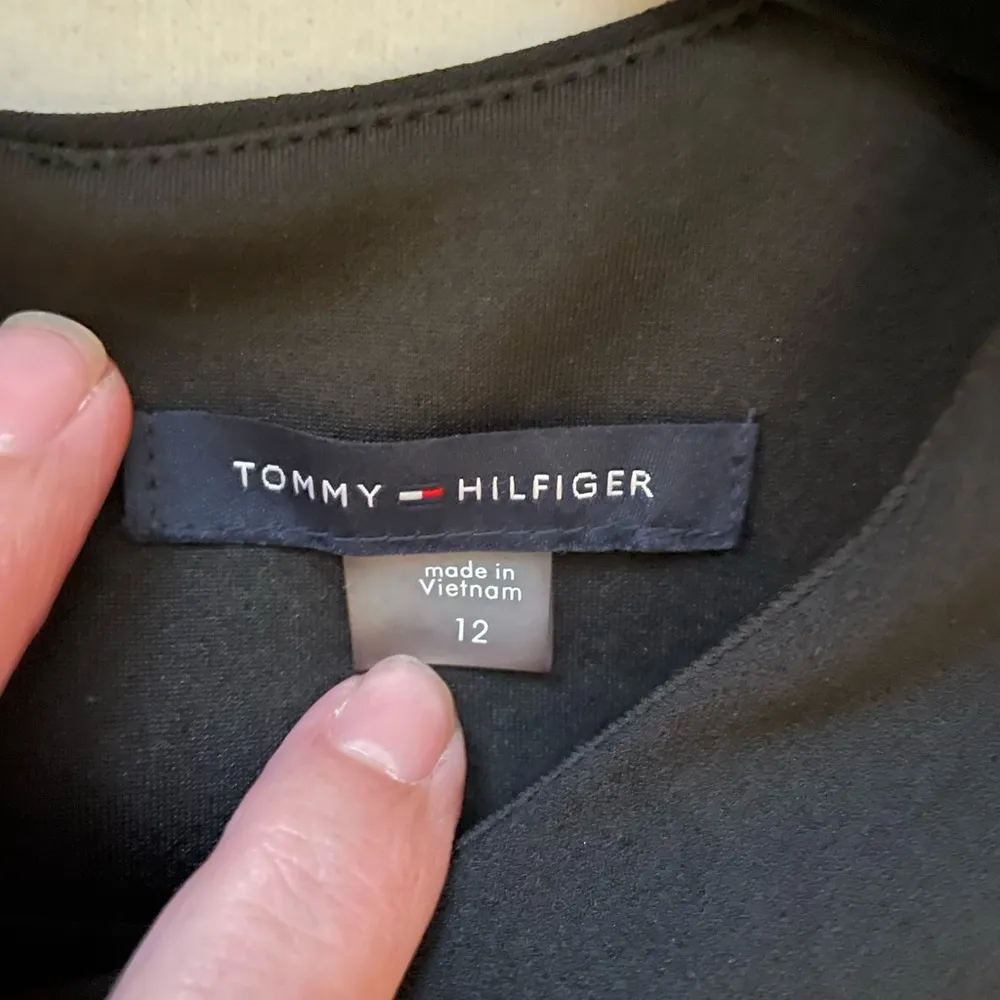 Tommy Hilfiger Black Flowy Dress Size 12 Pre-Owned - Image 2