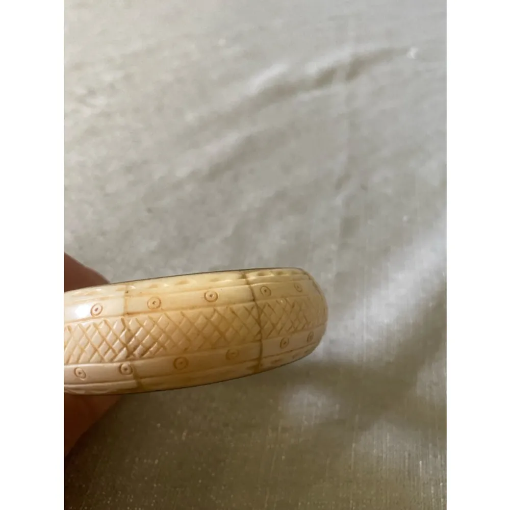 Unbranded vintage carved bone bangle in snake skin design One Size Gold - Image 4