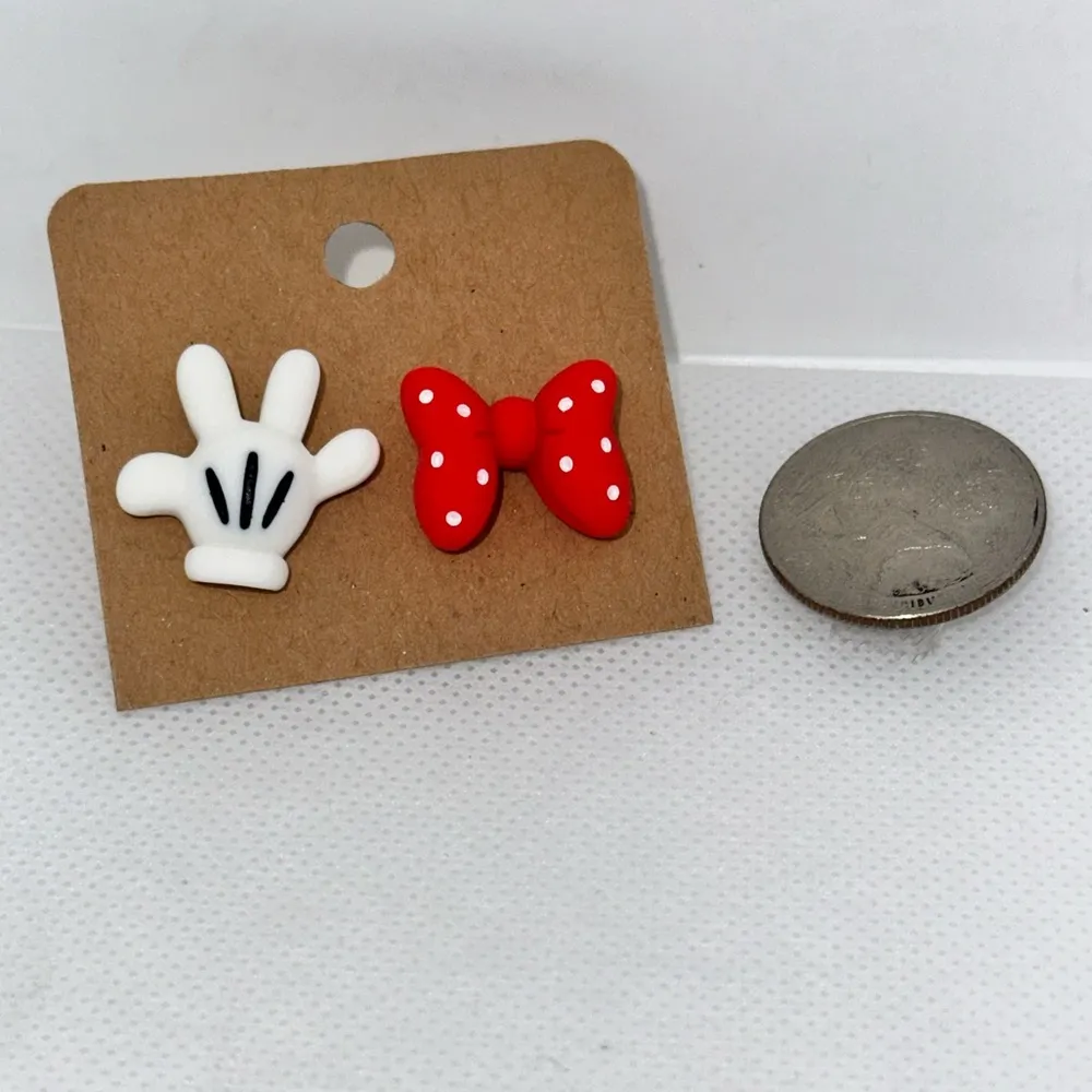 Adorable resin glove and bow earrings - Image 2