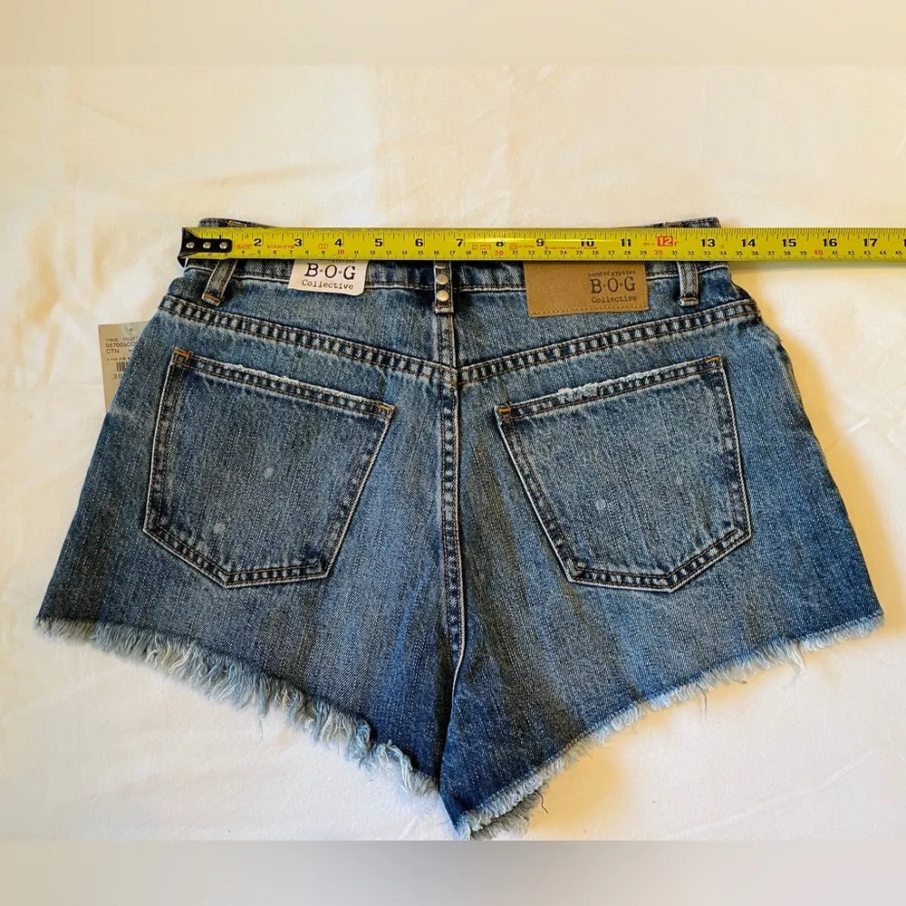 BOG Collective Charlotte Distressed Jean Shorts with Rivets Size 26 NWT - Image 4