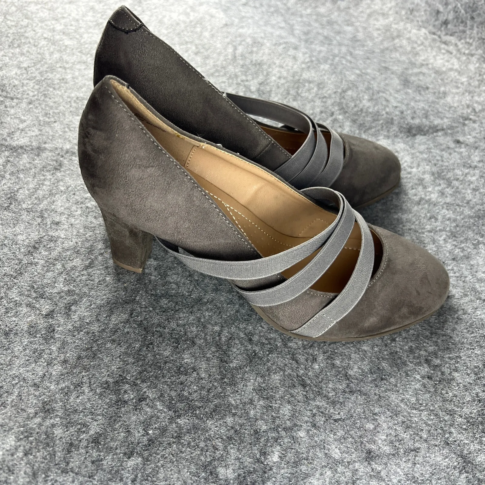 JOURNEE COLLECTION Loren Triple Strap Round Toe Pumps Heels 10 Grey‎ faux suede Gray - Image 5