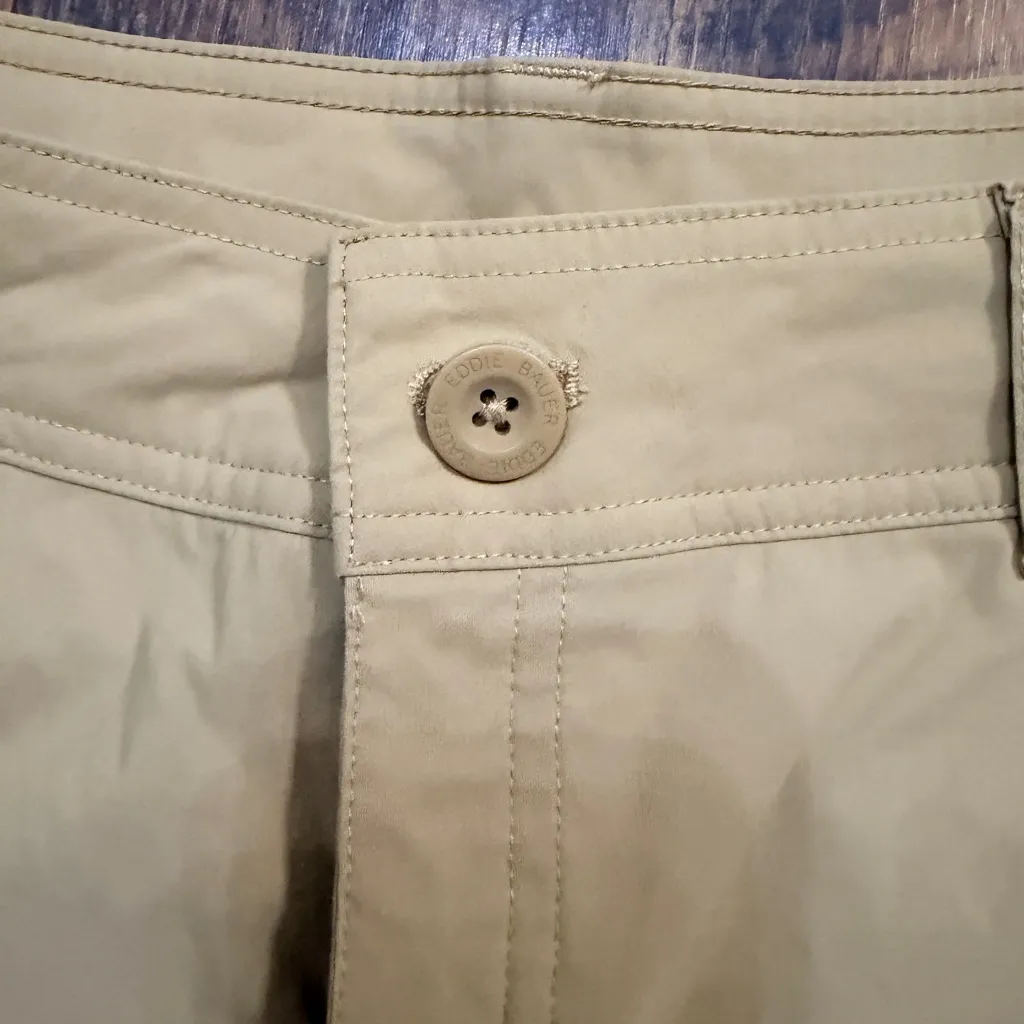 Women's Tan Cargo Shorts Edie Bauer size 10 - Image 3