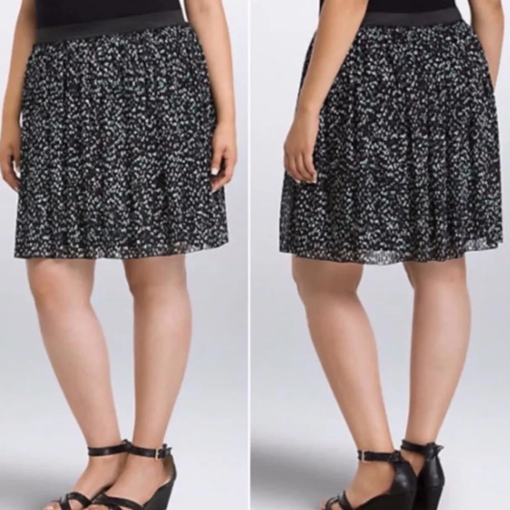 Torrid Pull On Black Chiffon Pleated Skirt with Elastic Waist Band - size 2X - Image 2