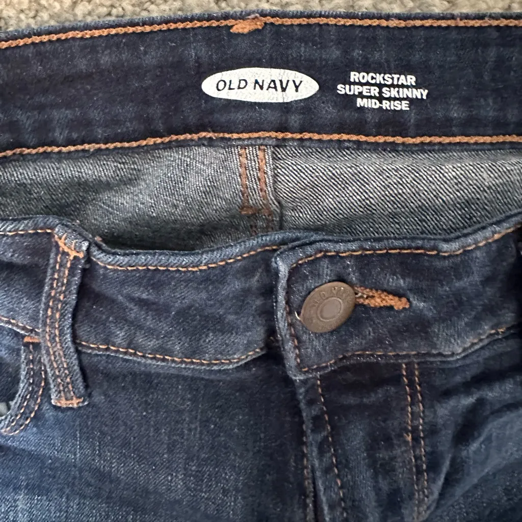 Old Navy - Rockstar Super Skinny Mid-Rise Jeans - BRAND NEW! - Image 3