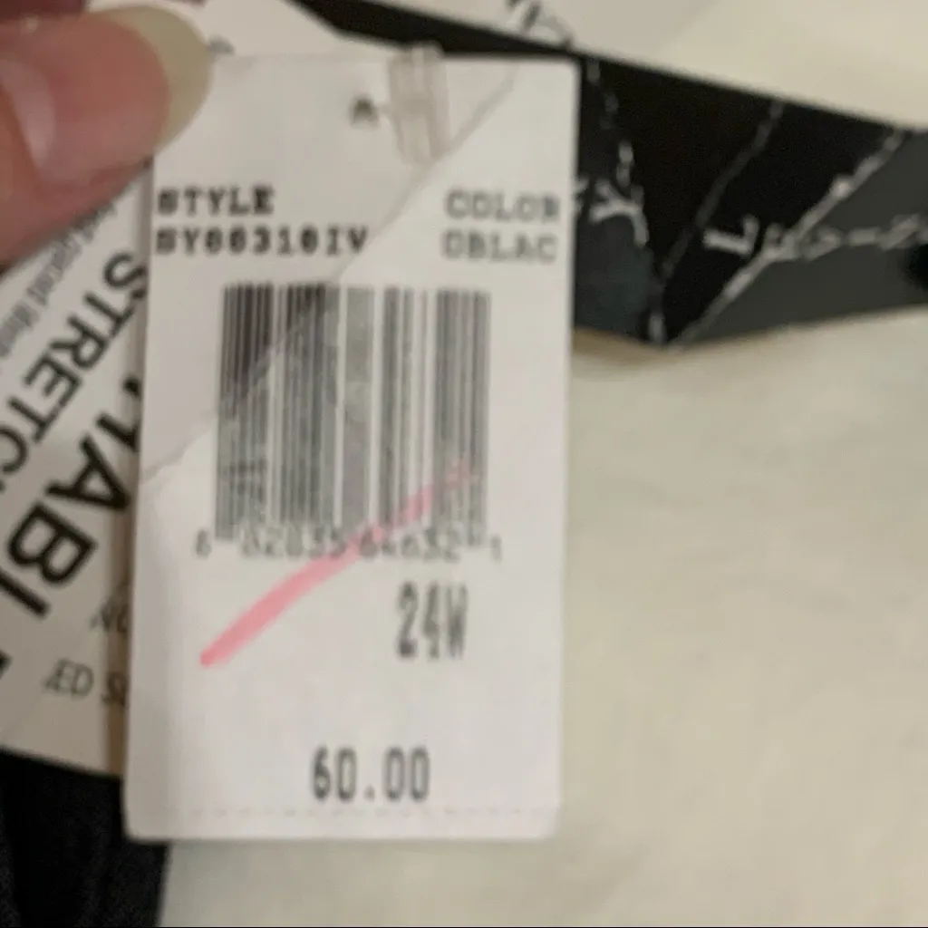 Larry Levine Woman SPT Stretch Black City Shorts 24W New - Image 7