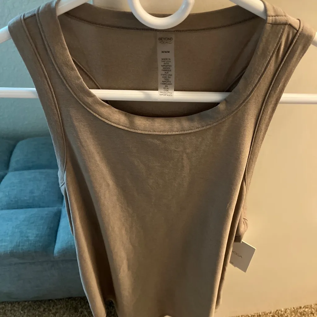 Beyond yoga, spacedye featherweight tank top, new with tags medium - Image 4
