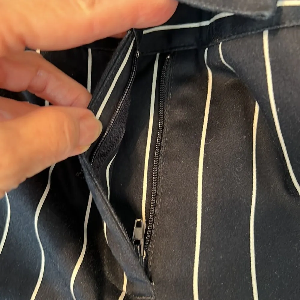 Reitmans sz9 juniors navy white strip stretchy zip front belt loops shorts EUC Blue Size undefined - Image 5