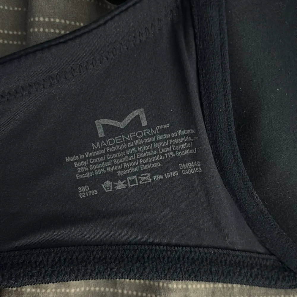 BNWOT Navy and Lace Push-up Underwire Size 38D - Image 3