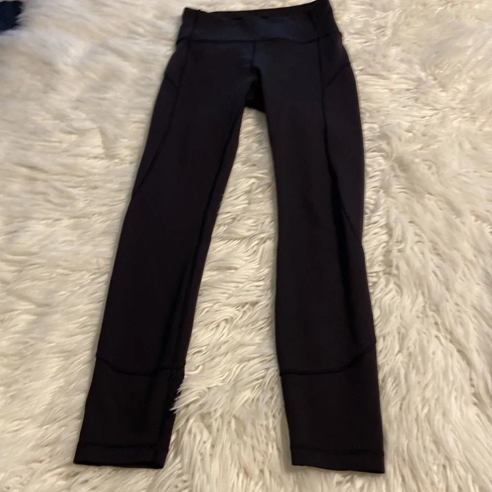 Lululemon size 4 inseam 24” waist 22” elastic excellent condition see all photos - Image 8