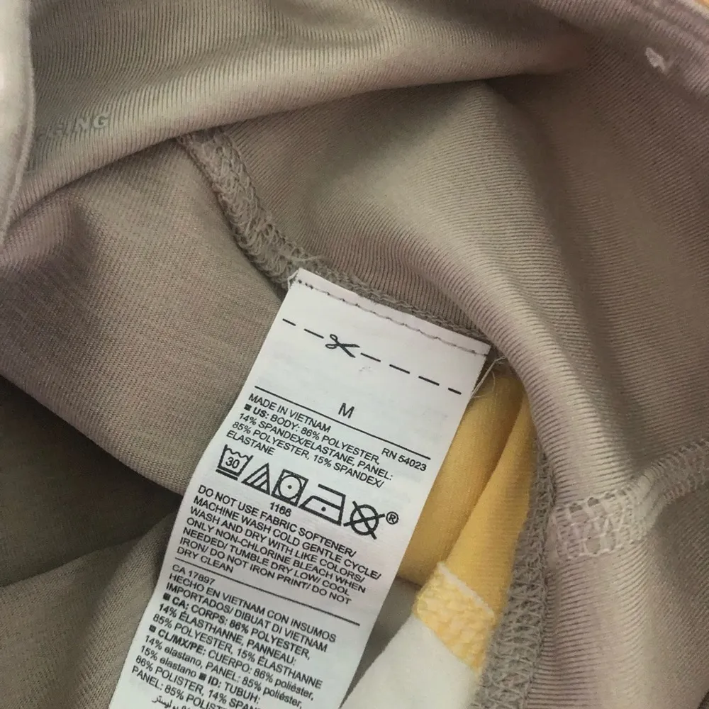 Old Navy Elevate Legging Size M - Image 2