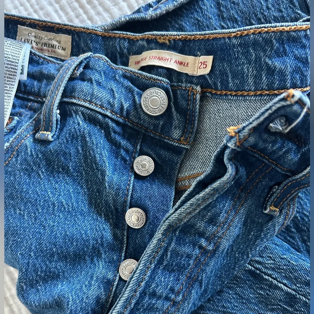 Levi’s Premium Ribcage Ankle Straight Jean - Image 4