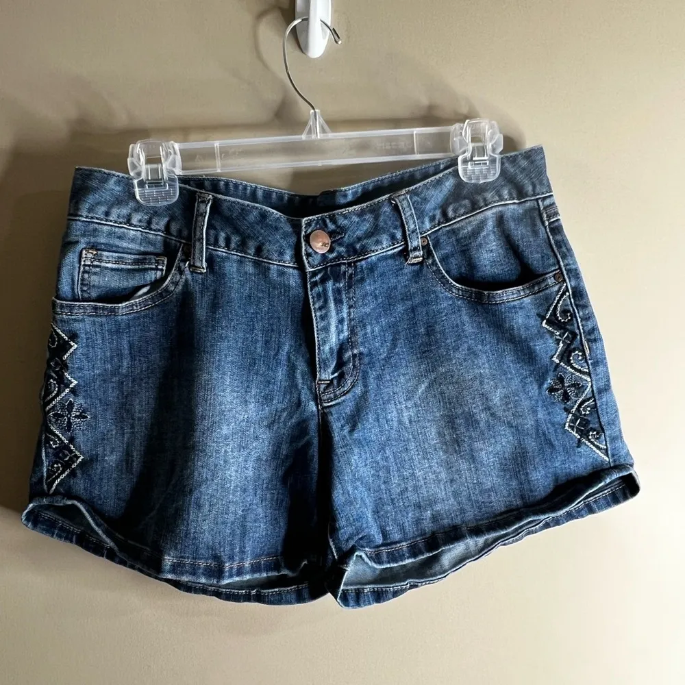 Red camel embroidered jean shorts size 11 - Image 10